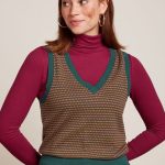 Chaleco V Neck Spencer de King Loui en color Pine Green, confeccionado en 100% algodón orgánico certificado GOTS. Diseño sostenible con ajuste entallado y tejido de punto suave."