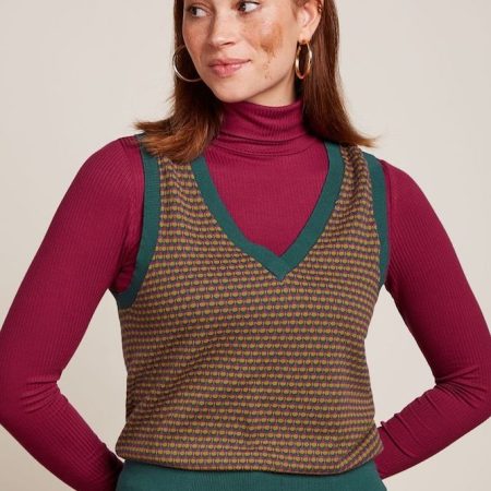 Chaleco V Neck Spencer de King Loui en color Pine Green, confeccionado en 100% algodón orgánico certificado GOTS. Diseño sostenible con ajuste entallado y tejido de punto suave."