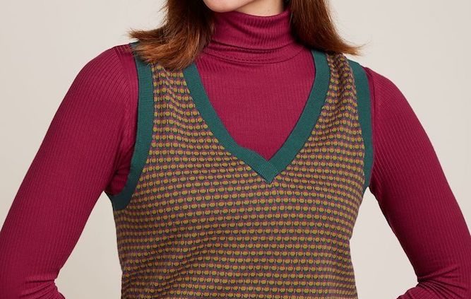 Chaleco V Neck Spencer de King Loui en color Pine Green, confeccionado en 100% algodón orgánico certificado GOTS. Diseño sostenible con ajuste entallado y tejido de punto suave."