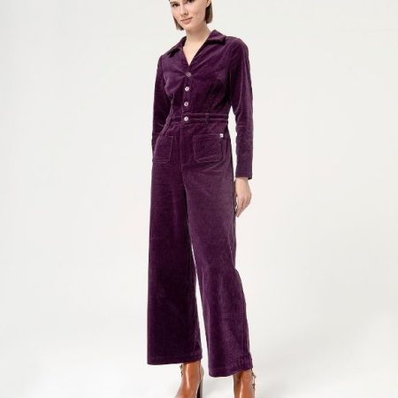 "Mono entallado de pana con escote en pico y cuello camisero de Surkana. Tejido de pana