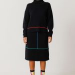 jersey skfk negro con cuello alto y rayita naranja