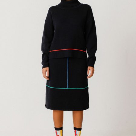 jersey skfk negro con cuello alto y rayita naranja