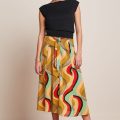 Falda Midi Judy de King Louie, corte acampanado con lazo decorativo en la parte delantera, botones frontales y confeccionada en algodón BCI.