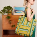 Bolso Shopper Brigitte de King Louie con diseño a cuadros en tonos neutros, tejido resistente y amplio con bolsillo exterior tipo parche.