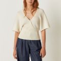 Camiseta Tala-Gots de SKFK en algodón ecológico, con mangas kimono, cuello de pico y cintura ajustada.