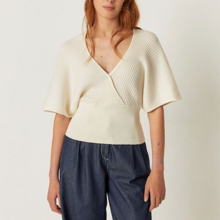 Camiseta Tala-Gots de SKFK en algodón ecológico, con mangas kimono, cuello de pico y cintura ajustada.