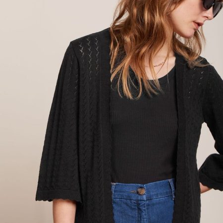Cárdigan Emily de King Loui en color negro con tejido calado Rocky Ajour, sostenible y versátil.