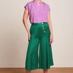 Pantalón Culotte Dallas de King Louie en color liso, con botones frontales y tejido fluido de viscosa LENZING™ ECOVERO™ y lino.