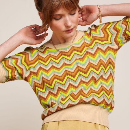 Top Agnes de King Louie con patrón en zigzag, escote redondo y mangas cortas. Tejido elástico con acabados en contraste.