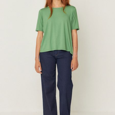 Camiseta ZUR-1 de SKFK en modal TENCEL™, cuello barco y mangas 3/4, diseño fluido y sostenible.