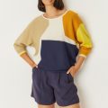 Jersey de algodón ecológico Naike-GOTS de SKFK con manga murciélago, cuello redondo y acabados en canalé, color natural.