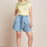 Top Yoke de King Loui en color crema, con diseño de rayas y tejido de punto sostenible.