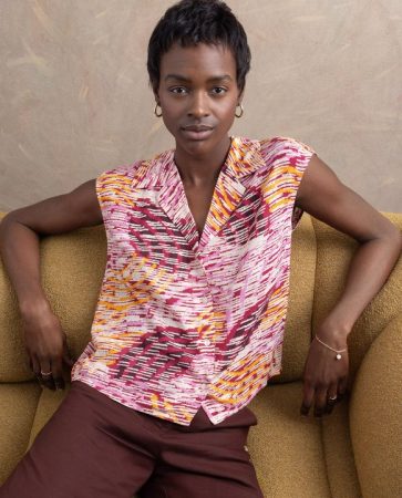 Blusa sin mangas estampada multicolor con escote pico y tejido fluido de viscosa.