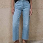 Pantalón recto tobillero azul celeste de Surkana con cinco bolsillos