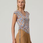 Camiseta sin mangas azul empolvado con lazada lateral y escote pico de Surkana