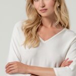 Top blanco de bambú con escote pico y manga japonesa de Surkana