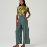 Pantalón amplio verde botella con cintura elástica y bolsillos laterales de Surkana