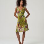 Vestido largo estampado multicolor con tirantes finos y escote pico de Surkana