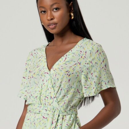 El vestido midi cruzado de Surkana en verde empolvado es una prenda elegante y muy favorecedora, perfecta para el día a día o para ocasiones especiales. Su diseño cruzado realza la silueta y se adapta al cuerpo, creando un efecto estilizado y femenino. El largo midi aporta equilibrio y versatilidad, mientras que el tono verde empolvado añade un toque suave y sofisticado, fácil de combinar con diferentes accesorios. Su caída fluida garantiza comodidad y movimiento, convirtiéndolo en una opción ideal para llevar durante todo el día con estilo. Un vestido versátil que puedes adaptar tanto a looks más casuales como a conjuntos más cuidados.